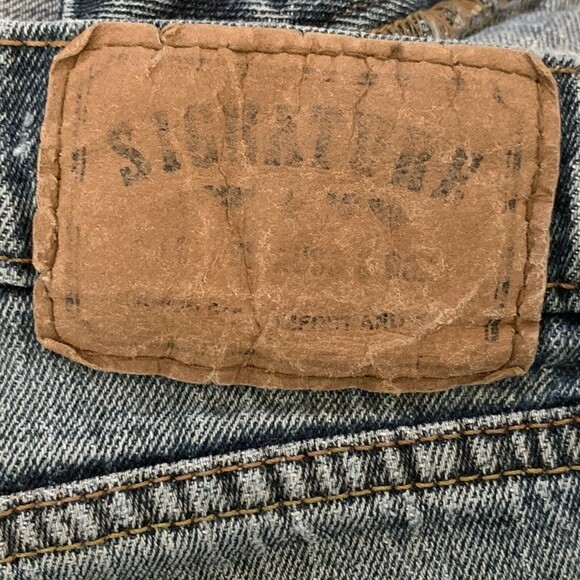 Signature Jeans by Levi Strauss Mens 34/32 Relaxed Fit Some Distressing. - Picture 4 of 10